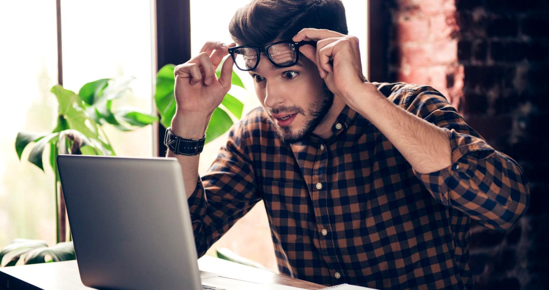 Teilnehmerin eines Wyndoerila-Workshops bei einer praktischen Übungseinheit zur Wahrnehmungsschulung